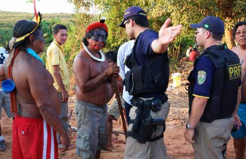 Belo Monte, occupation du chantier le 27 septembre 2011. Les indiens sommés de partir par la police. 